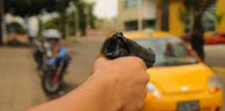 Un taxista identificado como W. López, socio de la Cooperativa 12 de Mayo, fue víctima de un violento asalto este viernes 20 de diciembre en la urbanización Manantial de Cristo, ubicada en el barrio Plaza Aray, en Puyo.