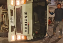Un accidente de tránsito ocurrió la noche del jueves 19 de diciembre, cuando una volqueta perdió pista en la intersección de las calles Saint Amand Montrond y Pedro Vicente Maldonado, en Riobamba.