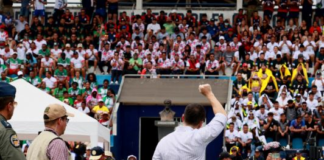 Daniel Noboa, actual mandatario y candidato presidencial, sufre una nueva baja en la aprobación ciudadana a menos de tres semanas de la campaña electoral, según la última medición de Cedatos. Además, el 61% no ha decidido su voto para la elección presidencial.