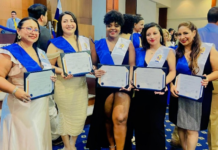 Desde las casas de Nueva York hasta las aulas de Ecuador, la escritora y psicóloga Noemí Illescas ha construido una historia de superación que inspira. Entre jornadas de limpieza y trayectos en tren, encontró tiempo para escribir y estudiar, enfrentando sacrificios personales en su camino hacia el éxito.