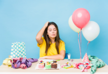 Las festividades decembrinas no solo traen alegría y unión, sino también estrés y ansiedad. El ajetreo por los compromisos, los gastos excesivos y la nostalgia por seres queridos ausentes afectan significativamente el bienestar emocional.