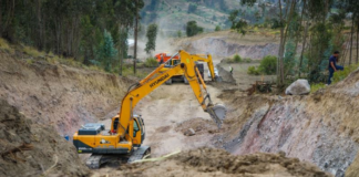 La tarde del martes 10 de diciembre, Hermel Tayupanda, representante de la prefectura de Chimborazo, supervisó los avances en la construcción de la nueva vía República 2, confirmando un progreso físico del 20% en la obra. 