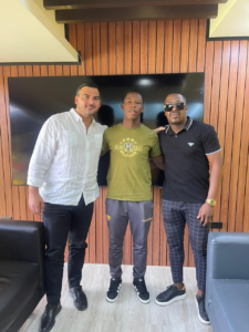 Barcelona SC ha depositado grandes esperanzas en su cantera con pocos resultados en los últimos años, uno de los nombres que resuena con fuerza es el de Neycer Castro, un volante central de 17 años que ya está siendo considerado una de las grandes promesas del club.