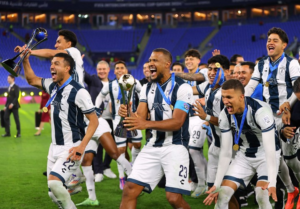 El Pachuca de México se enfrenta al poderoso Real Madrid en la gran final de la Copa Intercontinental 2024. Dos jugadores ecuatorianos, Andrés Micolta y Ángel Mena, estarán presentes en esta cita histórica, representando a los Tuzos ante el gigante europeo.