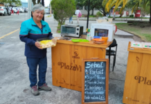 Carmen Merchán Salao, representante del Emprendimiento “SEHAT”, narró su historia de vida y cuál ha sido el proceso de crecimiento del emprendimiento desde sus inicios, hasta formar parte del Proyecto “Plaza Vida” de la Dirección de Planificación del Gobierno Autónomo Descentralizado del Municipio de Riobamba (GADMR).