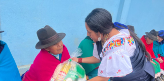 La Prefectura de Chimborazo, a través de la Dirección de Gestión Social, entregó este 27 de diciembre, 30 kits de alimentos a adultos mayores de las comunidades Zhumid y Cochaloma, en el cantón Alausí.