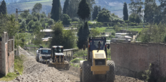 La Prefectura de Chimborazo, en conjunto con la Coordinación de Fiscalización y el presidente de la comunidad San Clemente, del cantón Riobamba, supervisaron este lunes 2 de diciembre las obras de mejoramiento vial que se ejecutan en el sector.