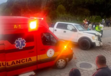 Camioneta se estrelló contra poste en Guano y dejó cinco heridos