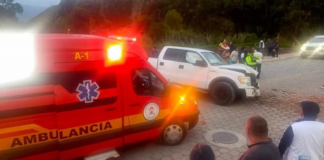 Camioneta se estrelló contra poste en Guano y dejó cinco heridos
