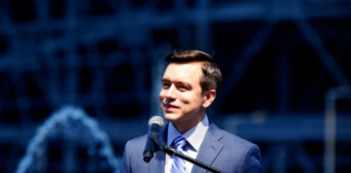El presidente de Ecuador, Daniel Noboa, presentó en Guayaquil el programa “Jóvenes en Acción”, una iniciativa que busca generar empleo para jóvenes entre 18 y 29 años, a la vez que fomenta el cuidado del medio ambiente.