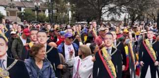 Cientos de simpatizantes del presidente Daniel Noboa se dieron cita en la Plaza Grande de Quito este 4 de enero de 2025, en un acto de respaldo a la gestión del mandatario, quien asumió el cargo en noviembre pasado como el presidente más joven en la historia del Ecuador.