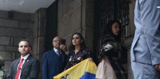 El gobierno ecuatoriano ha reafirmado su compromiso con el envío de la vicepresidenta Verónica Abad a Turquía, con el objetivo de cumplir con tareas diplomáticas asignadas por un decreto presidencial.
