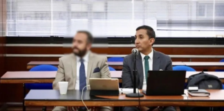 La corrupción dentro del sistema judicial ecuatoriano quedó nuevamente al descubierto. Tres exfuncionarios, incluidos dos jueces y un policía, admitieron su participación en una red criminal que facilitaba la liberación de peligrosos delincuentes.