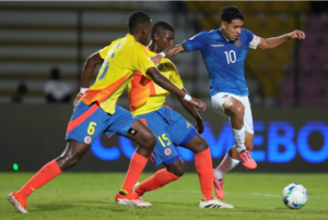 La selección ecuatoriana Sub 20 sufrió una derrota ante Colombia en la tercera fecha del Campeonato Sudamericano, el equipo dirigido por Miguel Bravo perdió por la mínima diferencia (1-0), dejando una imagen preocupante, con pocas ideas y falencias en la defensa.