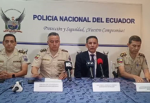 En una operación conjunta llevada a cabo por la Policía Nacional del Ecuador a través de la Zona 5 Especial Subzona Bolívar, en colaboración con Fiscalía, se logró la detención de tres individuos y el aseguramiento de armas de fuego, sustancias prohibidas y artefactos explosivos en un allanamiento realizado.