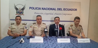 En una operación conjunta llevada a cabo por la Policía Nacional del Ecuador a través de la Zona 5 Especial Subzona Bolívar, en colaboración con Fiscalía, se logró la detención de tres individuos y el aseguramiento de armas de fuego, sustancias prohibidas y artefactos explosivos en un allanamiento realizado.