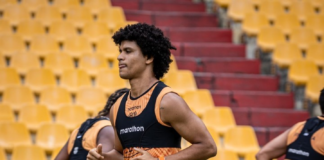 El mediocampista venezolano Eduard Bello regresó a Ecuador aunque su continuidad en Barcelona Sporting Club para la temporada 2025 aún está en el aire.
