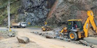 Maquinaria del Ministerio de Transporte trabaja en la rehabilitación total de la vía Cuenca - Molleturo - El Empalme, cuya circulación fue parcialmente cerrada a causa de un deslizamiento de tierra desde el kilómetro 49 hasta el 53.