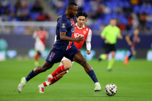 La victoria del fin de semana, fue el primer título para el zaguero ecuatoriano Willian Pacho con el club parisino, sellada en los minutos adicionales gracias a un gol de Ousmane Dembélé.