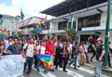 El candidato a la presidencia de Ecuador, Leonidas Iza, protagonizó una caminata por las calles de Puyo, acompañado de dirigentes y bases de organizaciones indígenas.