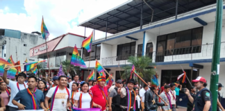 El candidato a la presidencia de Ecuador, Leonidas Iza, protagonizó una caminata por las calles de Puyo, acompañado de dirigentes y bases de organizaciones indígenas.