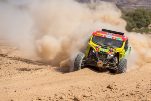 La Etapa 4 del Rally Dakar 2025 tuvo presencia ecuatoriana en el desierto de Arabia Saudita, los tres representantes tricolores lograron destacarse en sus respectivas categorías, en una de las competencias más exigentes del mundo del motor.