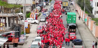 Rojas, y sus compañeros de fórmula, Herminia Sanaguano; y Francisco Moreno, inscribieron sus candidaturas, este 14 de enero del 2025, acompañados por cientos de seguidores; entre ellos, docentes, empleados, trabajadores, y estudiantes, quienes participaron en una multitudinaria marcha.