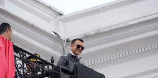 El juez Joaquín Viteri emitió el auto de admisión el 15 de enero de 2025. El magistrado analizó la denuncia electoral presentada en contra de Noboa el 13 de enero por Luis Cueva, abogado de Geovanni Atarihuana, director nacional de Unidad Popular.
