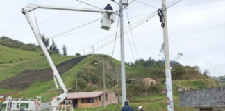 En un esfuerzo por mejorar la seguridad y visibilidad en el cantón Guaranda, este 21 de enero la Corporación Nacional de Electricidad (CNEL EP) ha llevado a cabo la instalación de nuevas luminarias en varias comunidades de la parroquia Salinas.