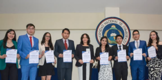 La carrera de Economía de la Universidad Nacional de Chimborazo (UNACH) llevó a cabo este 27 de enero, un enriquecedor Debate Económico, enfocado en analizar dos temas de gran relevancia para el futuro financiero y social: las criptomonedas y el crecimiento económico sostenible.