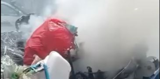 El Cuerpo de Bomberos respondió rápidamente a un incendio en un contenedor de basura ubicado en la intersección de las calles Loja y Tungurahua, en el Barrio Obrero