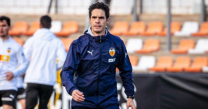 Como ayudante técnico de Carlos Corberán en el Valencia, Alcácer debutó en el banquillo durante un partido contra el Real Madrid en LaLiga, pero el equipo Che dejó escapar una ventaja y terminó cayendo 2-1 ante un Merengue que jugó con 10 hombres durante gran parte del segundo tiempo.
