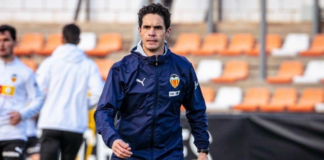 Como ayudante técnico de Carlos Corberán en el Valencia, Alcácer debutó en el banquillo durante un partido contra el Real Madrid en LaLiga, pero el equipo Che dejó escapar una ventaja y terminó cayendo 2-1 ante un Merengue que jugó con 10 hombres durante gran parte del segundo tiempo.