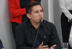 El prefecto de Pastaza, André Granda, no ha cumplido con la sentencia emitida por el Tribunal Contencioso Electoral (TCE), según denunció la abogada Mónica Jaramillo en una entrevista en Radio MIA.