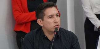 El prefecto de Pastaza, André Granda, no ha cumplido con la sentencia emitida por el Tribunal Contencioso Electoral (TCE), según denunció la abogada Mónica Jaramillo en una entrevista en Radio MIA.