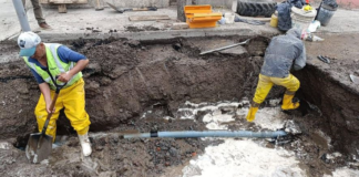 El incidente fue causado por la ruptura de una de las tuberías principales de distribución para este sector, generando una alerta inmediata que movilizó al personal de la Empresa Municipal de Agua Potable y Alcantarillado de Riobamba (EMAPAR).