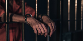 Dennys P. G., de 27 años, fue sentenciado a doce meses de prisión tras ser hallado culpable de incumplir medidas de protección y agredir verbal y físicamente a su expareja.