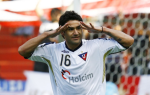 Casi 17 años después de haber alcanzado la gloria con la Liga, el histórico delantero Claudio Bieler regresa a Ecuador para recibir un homenaje en el Estadio Rodrigo Paz Delgado.