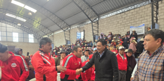 El domingo 26 de enero, el prefecto de Chimborazo, Hermel Tayupanda, llevó a cabo la socialización de dos significativas obras que actualmente se encuentran en fase de estudio.