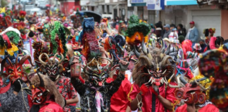 En Santiago de Pillaro, Tungurahua, con máscaras aterradoras, bailes frenéticos y música tradicional, la Diablada de Píllaro toma las calles de este cantón desde el 1 hasta el 6 de enero.
