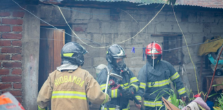 En el barrio Camilo Ponce un incendio estructural sorprendió a una familia, las llamas, que aparentemente se originaron por un cortocircuito en uno de los electrodomésticos de la vivienda