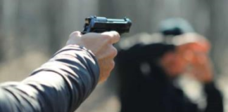 Un hombre de 33 años resultó gravemente herido al recibir un disparo en la cabeza mientras caminaba junto a su madre en el sector de Ingahurco, en Ambato, el relato de la madre, una motocicleta con dos ocupantes se acercó y les cerró el paso.