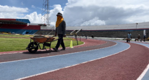 Con el objetivo de dejar como una “alfombra” al campo de juego del estadio Fernando Guerrero Guerrero de Riobamba, un equipo conformado por 10 trabajadores interviene en el tratamiento al campo de juego que luce aún con huecos, desgastado y falto de mantenimiento.