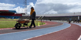 Con el objetivo de dejar como una “alfombra” al campo de juego del estadio Fernando Guerrero Guerrero de Riobamba, un equipo conformado por 10 trabajadores interviene en el tratamiento al campo de juego que luce aún con huecos, desgastado y falto de mantenimiento.