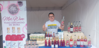 Merguin Ruiz, un destacado emprendedor de Riobamba, se ha ganado un lugar en el mercado local con su innovadora marca Ruizseñor, una propuesta que combina tradición y creatividad en una variedad de productos artesanales que ya cuentan con siete años de trayectoria. 