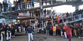 La comunidad indígena de Salasaca ha vuelto a demostrar su compromiso con la seguridad y la preservación de sus tradiciones. La tarde y noche del 13 de enero, una multitud de habitantes se congregaron en la plaza central para aplicar justicia indígena a dos hombres acusados de intentar robar un vehículo.