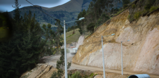 OBRAS. La Prefectura de Chimborazo, a través de la Dirección de Obras Públicas, avanza a buen ritmo en los trabajos de asfaltado de la vía Labranza Las Guaconas, una obra estratégica destinada a mejorar la conectividad en la parroquia Sicalpa del cantón Colta. Este proyecto se enmarca dentro de la creación de un anillo vial que busca optimizar el tránsito y fomentar el desarrollo económico y social en las comunidades de la región.