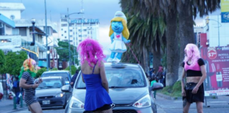 El cierre del año en Riobamba se vive con la quema de monigotes y los abrazos de medianoche, sumado a esto una tradición única que llena de color y alegría las principales calles de la ciudad: las "locas viudas".
