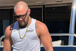 Conor McGregor, una de las figuras más representativas de la UFC, ha sido acusado de agresión sexual en una demanda civil presentada en Estados Unidos. El incidente presuntamente ocurrió en junio de 2023 durante un partido de la NBA en el Kaseya Center, casa de los Miami Heat.