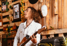 Samu Páramo, un joven talento colombiano, ha logrado combinar su pasión por la música y la psicología en un proyecto único denominado "Salvar vidas con arte".